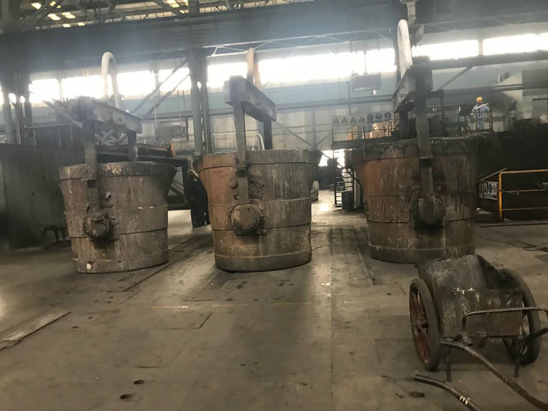 本鋼軋輥廠鐵水包萬能弧磚砌筑現場